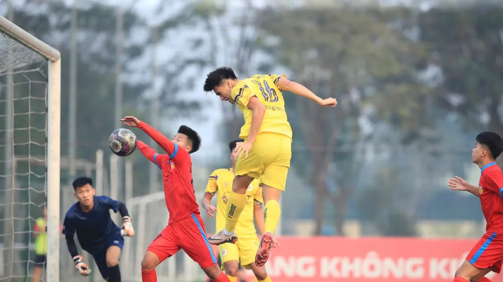 Trận U19 Luxuxy Hạ Long thua U19 Hà Nội 0-8