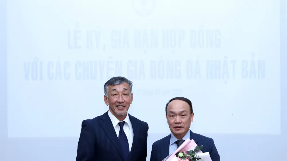TTK VFF Nguyễn Văn Phú trao tặng hoa cho ông Yutaka Ikeuchi tại buổi ký hợp đồng
