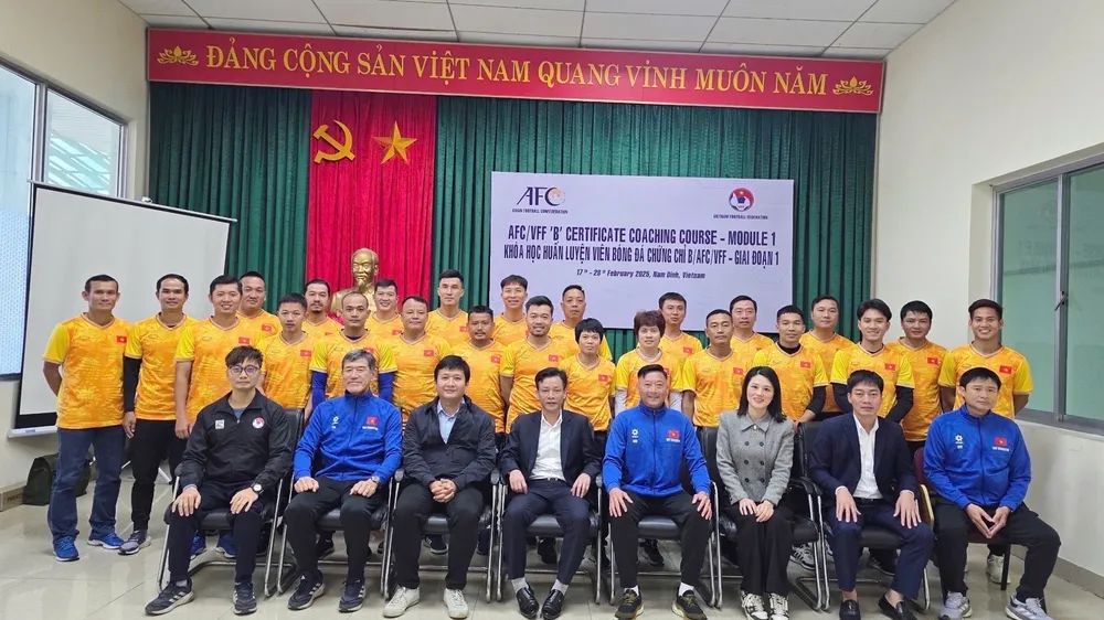Lãnh đạo VFF, các giảng viên và 24 học viên chụp hình lưu niệm tại lễ khai mạc