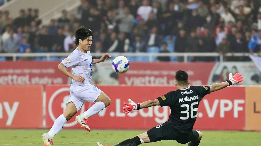 Văn Vĩ ghi bàn ấn định chiến thắng 2-0