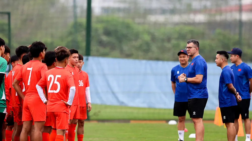Thầy trò đội tuyển U17 Việt Nam trong buổi đầu hội quân
