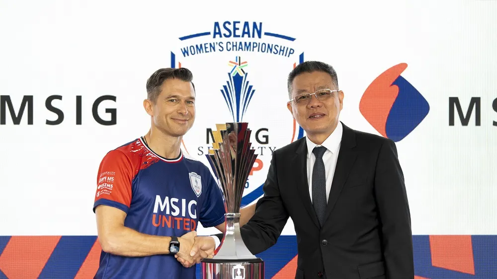 Chủ tịch AFF Khiev Sameth (bên phải) và ông Clemens Philippi – Tổng giám đốc MSIG khu vực châu Á.