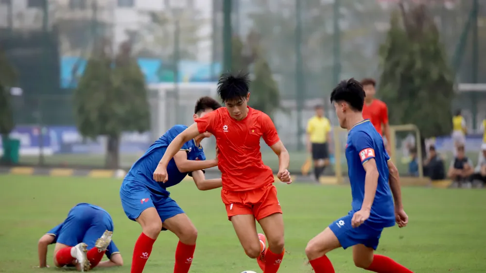 Đội tuyển U17 Việt Nam (áo đỏ) khởi động thuận lợi trước thềm VCK châu Á 2025.