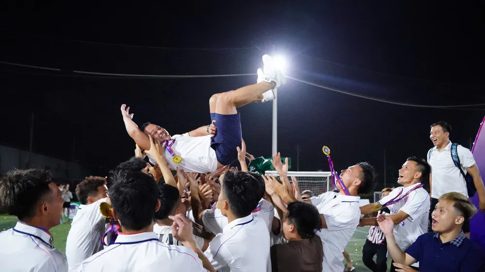 Niềm vui của thầy trò MyMy FC sau trận chung kết.