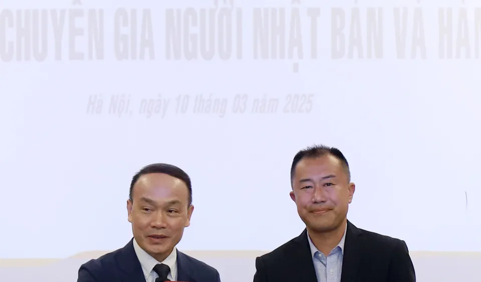 TTK VFF, ông Nguyễn Văn Phú và HLVMasahiko tại buổi ký hợp đồng vào ngày 10-3