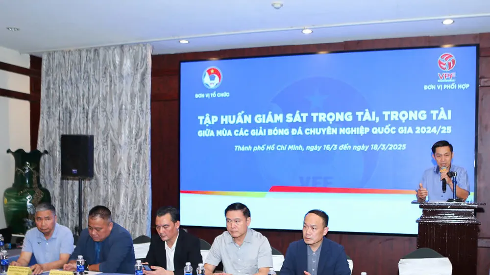 Lãnh đạo VFF và công ty VPF tham dự buổi khai mạc lớp tập huấn.