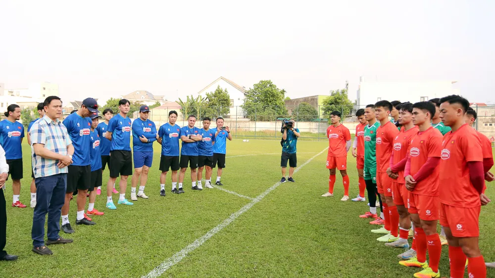 Ông Trần Anh Tú căn dặn các cầu thủ đội tuyển Việt Nam trước buổi tập.