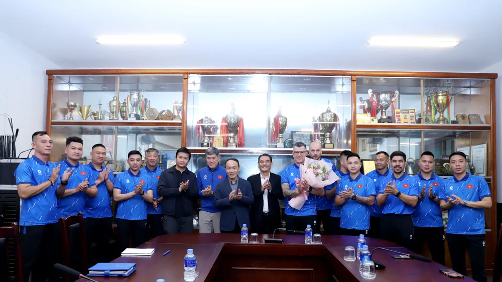 Lãnh đạo VFF cùng HLV Roland và ê-kip trợ lý ở đội tuyển U17 Việt Nam.
