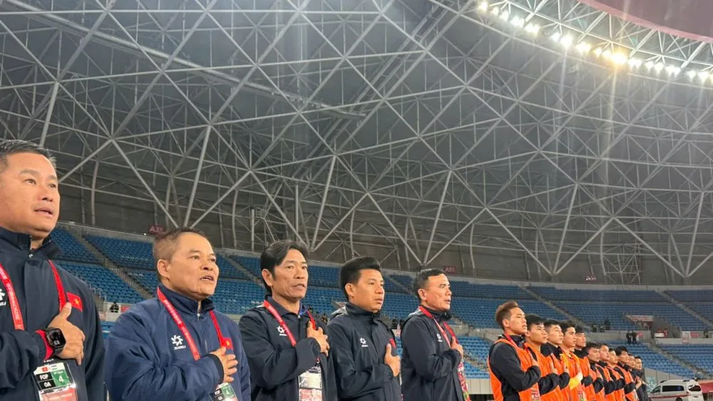 HLV Đinh Hồng Vinh cùng các cộng sự trong BHL đội tuyển U22 Việt Nam tham dự CFA Team China 2025.