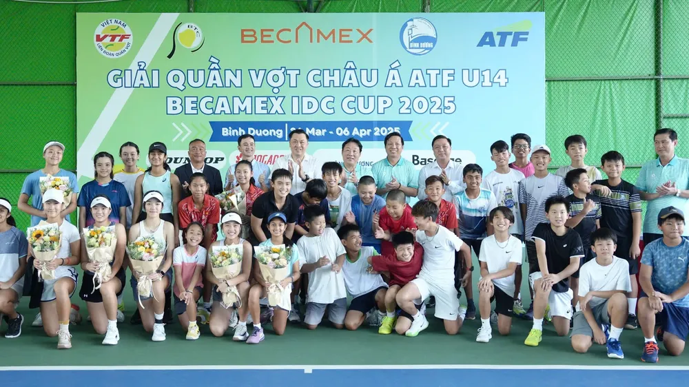 Đại diện BTC giải và các VĐV đến từ 13 quốc gia chụp hình lưu niệm tại Lễ Khai mạc giải.