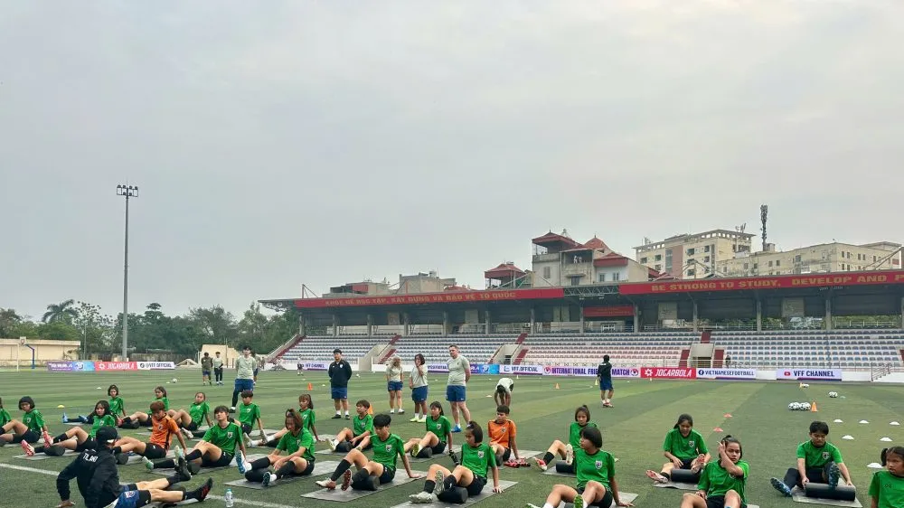 Đội U17 nữ Thái Lan trên sân tập vào trưa 1-4