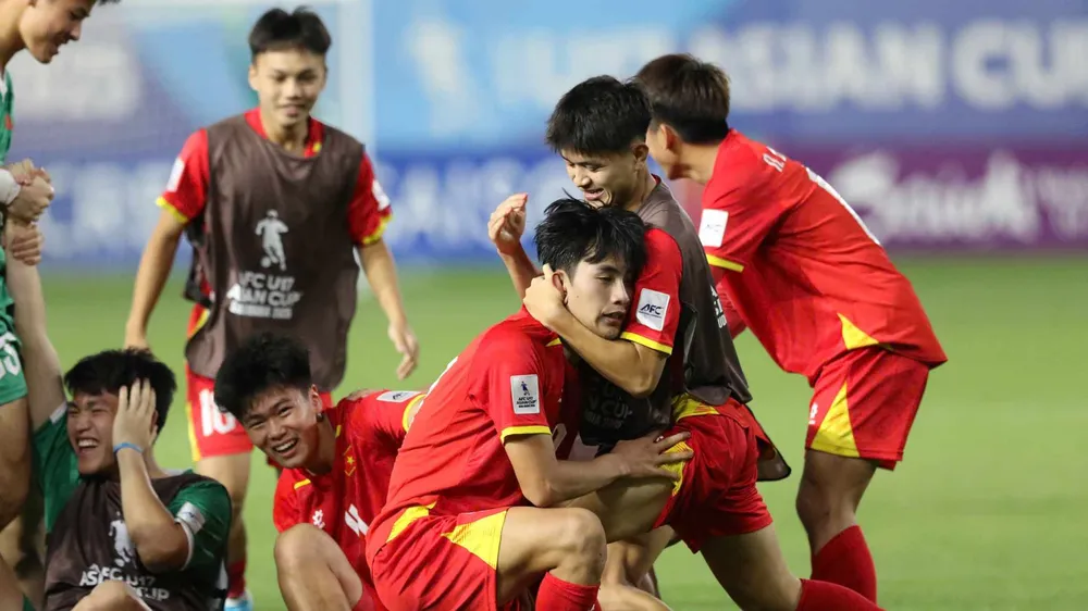 Niềm vui của U17 Việt Nam sau bàn gỡ hòa vào cuối trận. Ảnh: ĐOÀN NHẬT