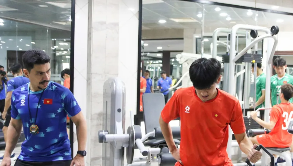 Trợ lý phụ trách thể lực hướng dẫn các cầu thủ trong phòng tập gym.