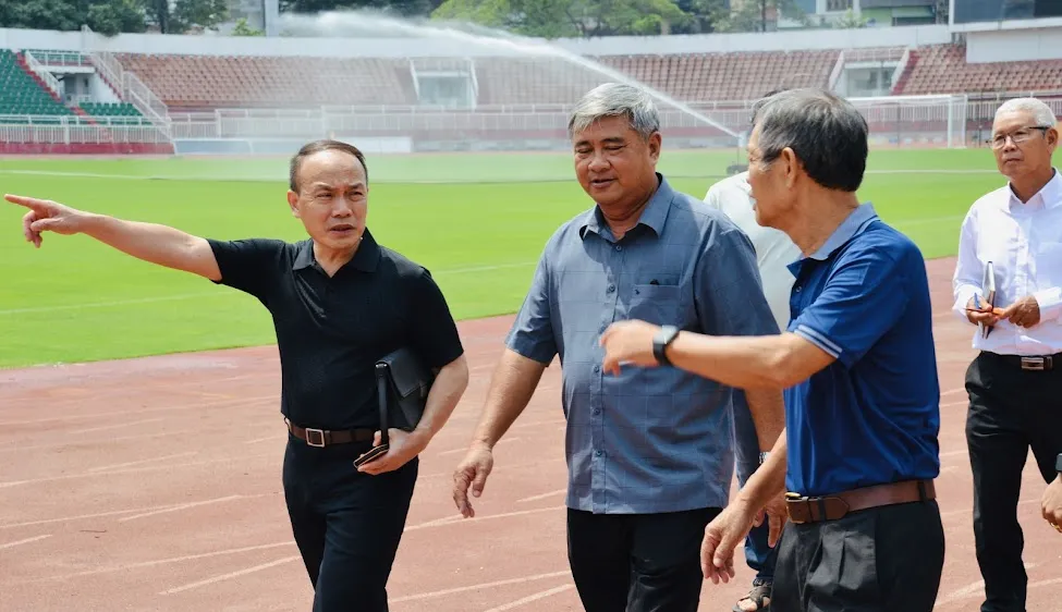 Lãnh đạo VFF cùng HFF kiểm tra cơ sở vật chất sân Thống Nhất vào sáng 18-4.