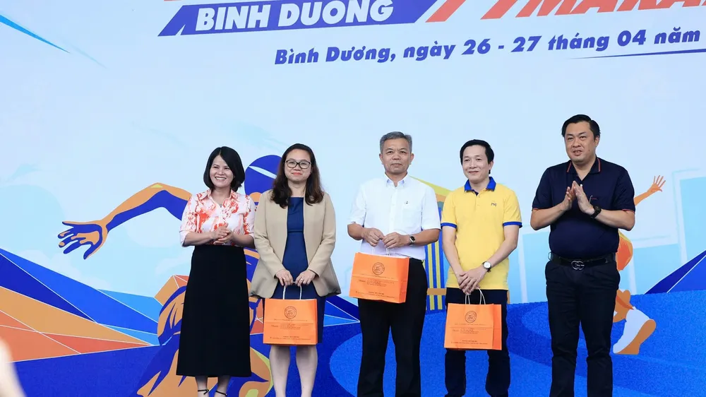 Ông Cao Văn Chóng - PGĐ Sở VH-TT-DL và Bà Nguyễn Hoàng Bảo Trân - PGĐ Sở Khoa học và Công nghệ tỉnh Bình Dương tặng quà lưu niệm cho các đơn vị tài trợ.