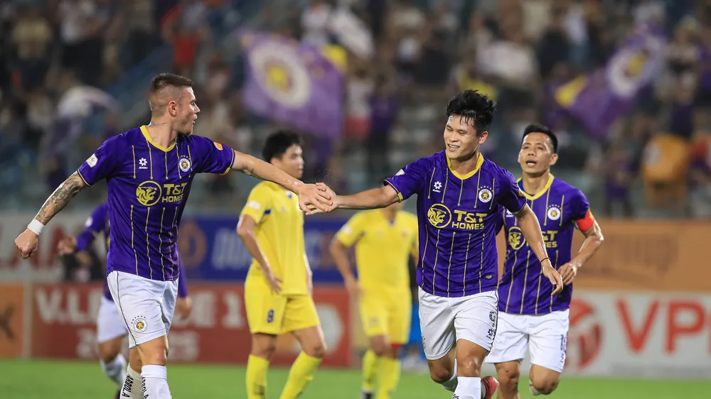 Hà Nội FC đang trở lại mạnh mẽ trong cuộc đua vô địch V-League 2024-2025.