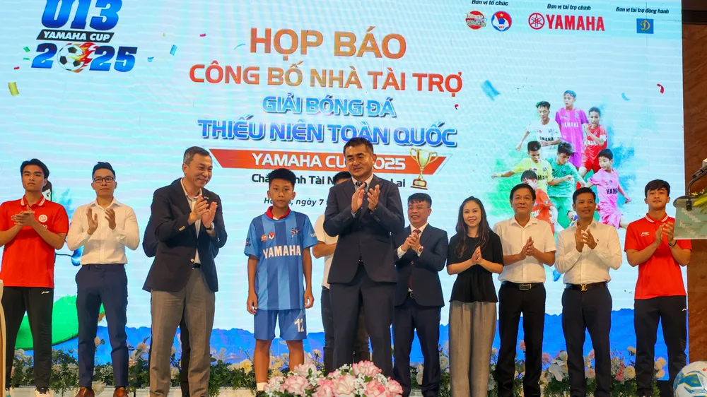 Ông Trần Quốc Tuấn- Chủ tịch LĐBĐVN và ông Morikawa Yasutoshi, Giám đốc cấp cao Bán hàng và Marketing Công ty TNHH Yamaha Motor Việt Nam trao áo đấu cho đại diện các cầu thủ tham dự giải. 