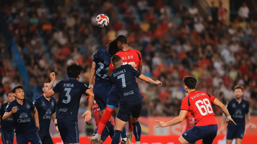 Các cầu thủ Buriram United đã gây nhiều khó khăn cho CAHN trong trận lượt đi trên sân Hàng Đẫy.