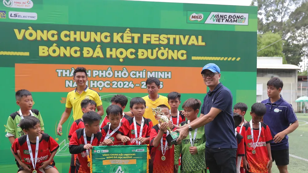 Ông Đỗ Hữu Lê Xuân Cương, Php1 TTK LĐBĐ TPHCM trao giải nhất cho đội Tân Kiên huyện Bình Chánh.