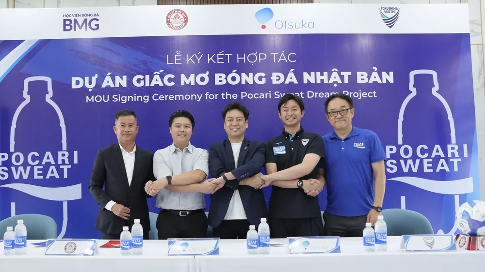 Lãnh đạo CLB TPHCM, Học viện bóng đá BMG cùng đại diện của ùng Tập đoàn Otsuka Pharmaceutical Co., Ltd (Nhật Bản) và CLB Tokushima Vortis (J-League, Nhật Bản) tại lễ ký kết.