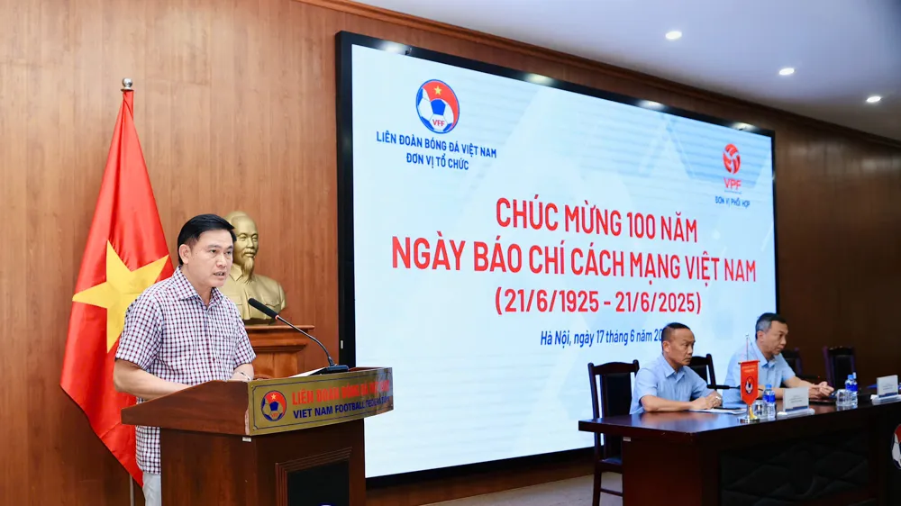 Phó chủ tịch VFF, ông Trần Anh Tú phát biểu chúc mừng các nhà báo, phóng viên nhân kỷ niệm 100 năm Ngày Báo chí Cách mạng Việt Nam