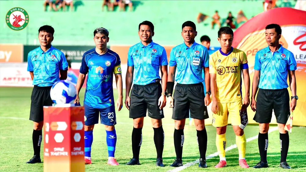 Trọng tài Razlan Joffri Bin Ali (thứ 3 từ phải sang) vừa điều hành trận Bình Định - Hà Nội FC ở vòng 26.
