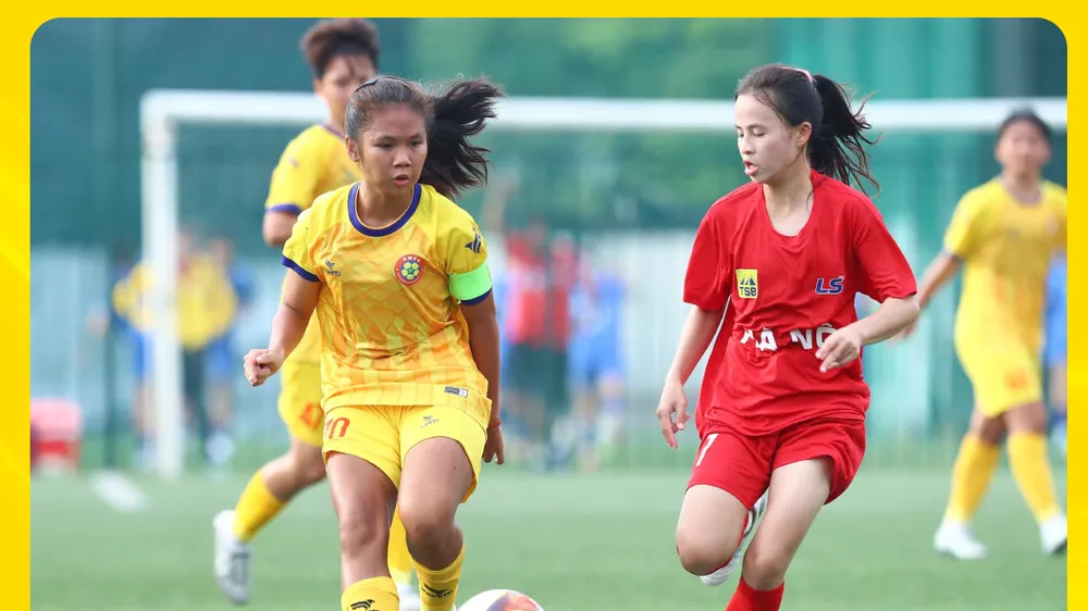 U16 TPHCM (áo vàng) chia điểm cùng đội đầu bảng Hà Nội.