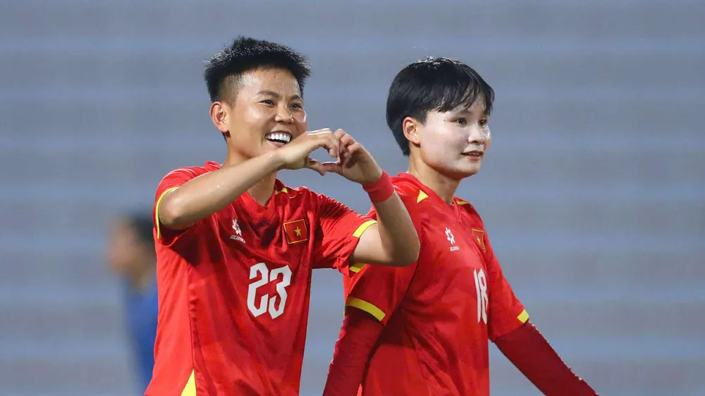 Bích Thùy tỏa sáng với cú đúp bàn thắng cho đội chủ nhà.