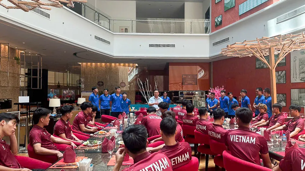 Ông Trần Anh Tú chia sẻ cùng các thành viên đội U22 Việt Nam trước buổi ăn trưa ngày 8-7.