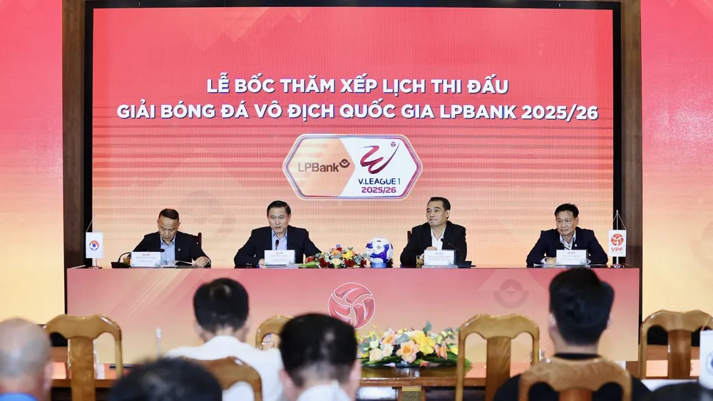 Lãnh đạo VFF và công ty VPF tại buổi họp chiều 14-7.