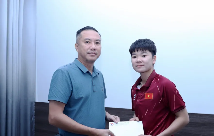Ông Nguyễn Xuân Vũ cùng các lãnh đạo VFF ghé thăm và động viên Tuyết Ngân vào ngày 17-7.