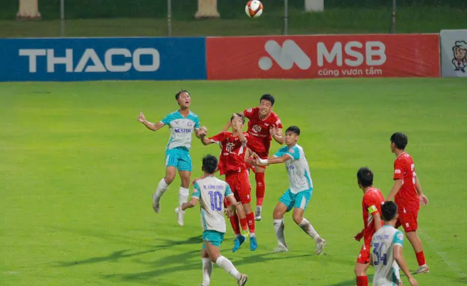 PVF giành chiến thắng 1-0 trước SHB Đà Nẵng (áo trắng) trong trận ra quân.