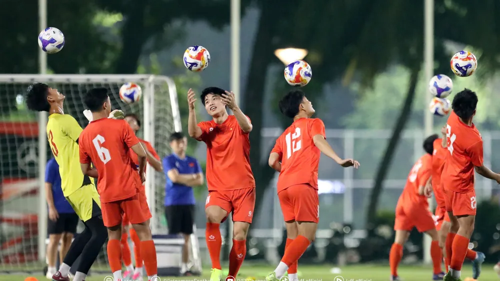 Các cầu thủ U23 Việt Nam tập nhẹ trên sân phụ của Gelora Bung Karno.