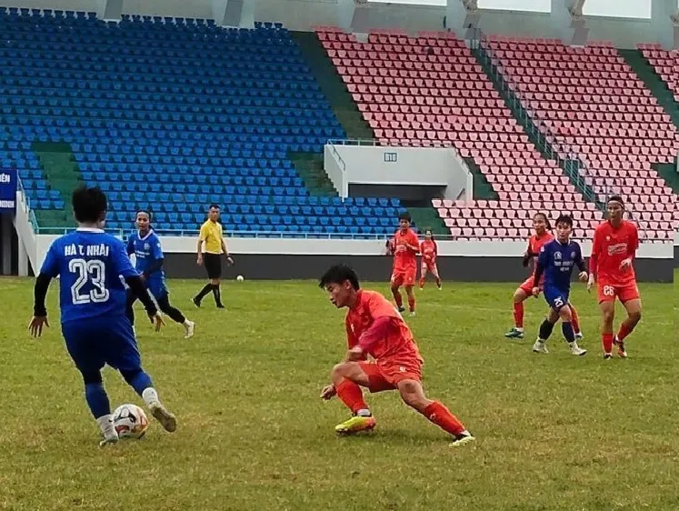 Đội tuyển nữ Việt Nam (áo đỏ) thắng Than KSVN 3-2.