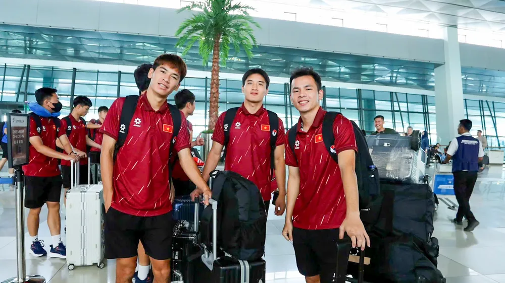 Các cầu thủ U23 Việt Nam tại sân bay, chuẩn bị lên đường về nước. Ảnh: ANH KHOA