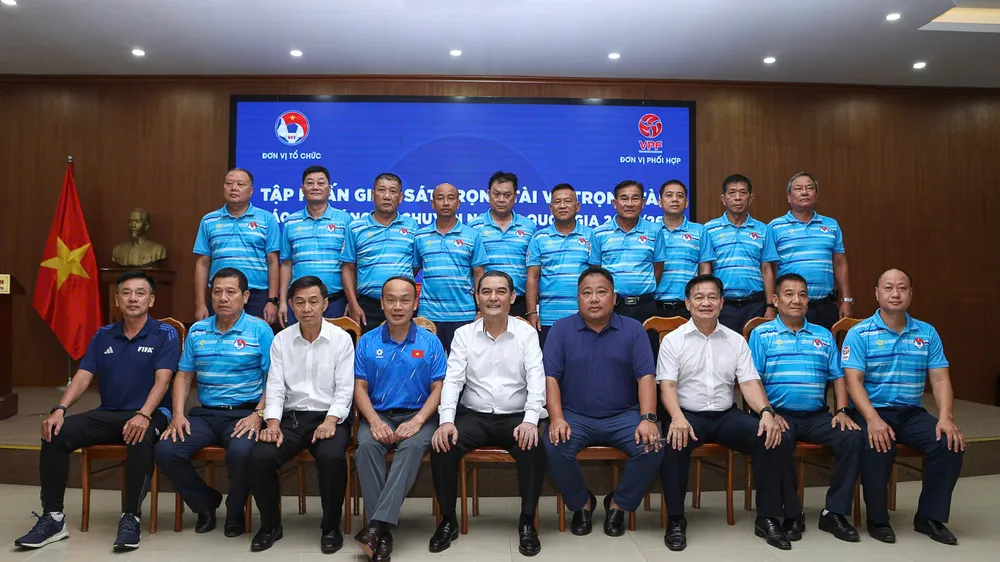 Lãnh đạo VFF, VPF chụp hình lưu niệm cùng các giám sát tham dự lớp tập huấn.