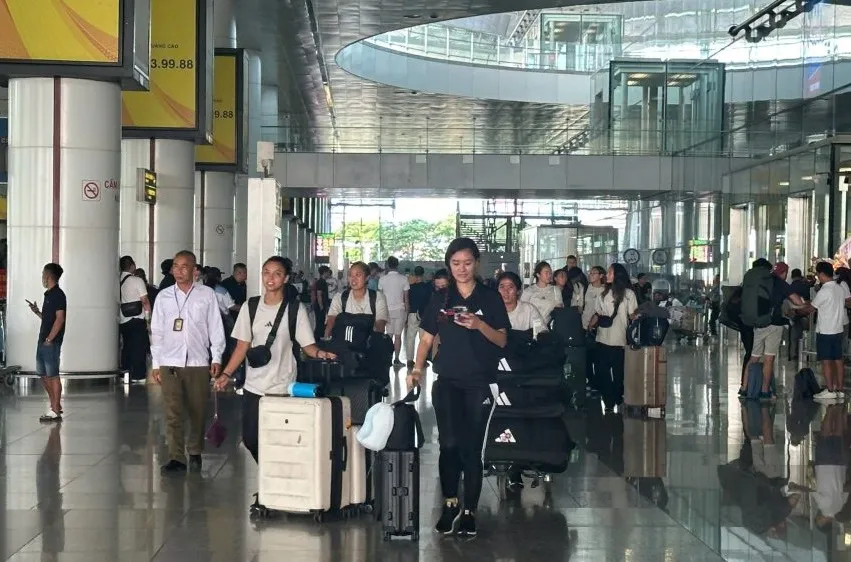 Các cô gái Philippines đến Hà Nội vào sáng 3-8.