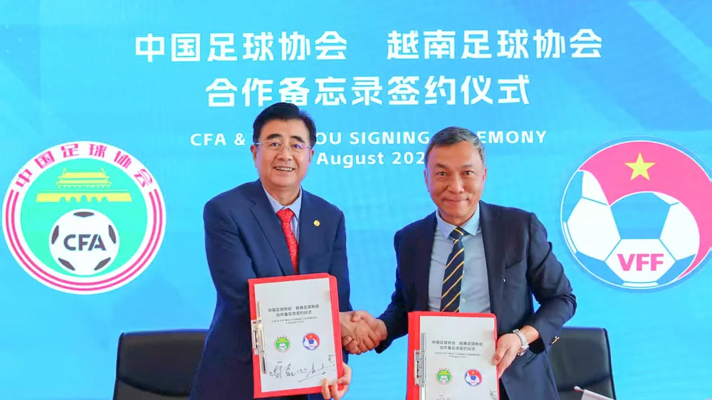 Chủ tịch CFA Song Kai (trái) và Chủ tịch VFF Trần Quốc Tuấn (phải) ký kết Biên bản ghi nhớ hợp tác giữa CFA và VFF.