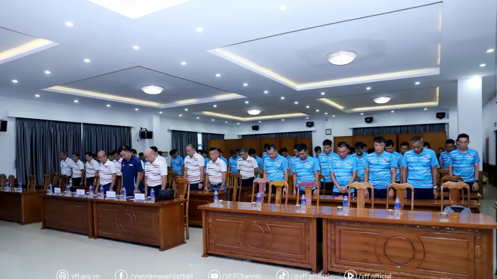 Ban tổ chức đã dành một phút mặc niệm trọng tài Trần Đình Thịnh tại lễ bế mạc.