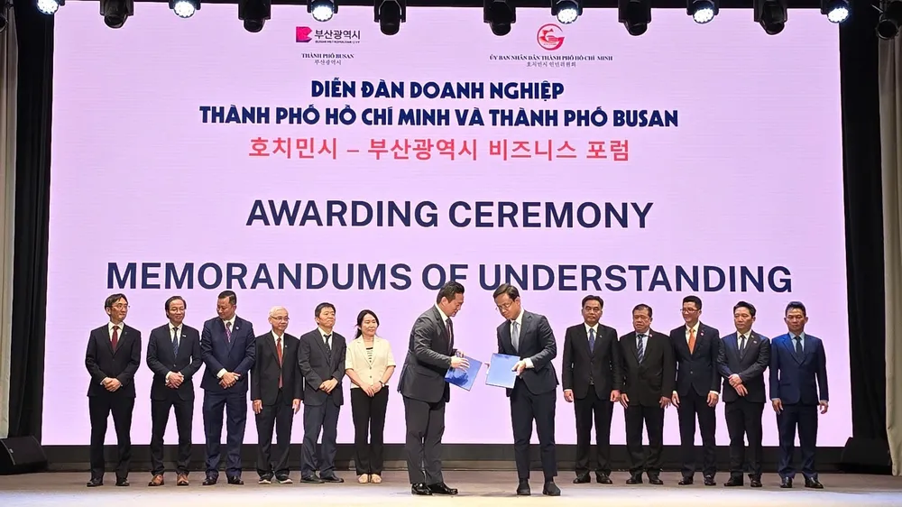 Dưới sự chứng kiến của ông Nguyễn Lộc Hà, Phó Chủ tịch UBND TPHCM, Tập đoàn Becamex ký kết các Biên bản ghi nhớ hợp tác với các tập đoàn lớn của Hàn Quốc