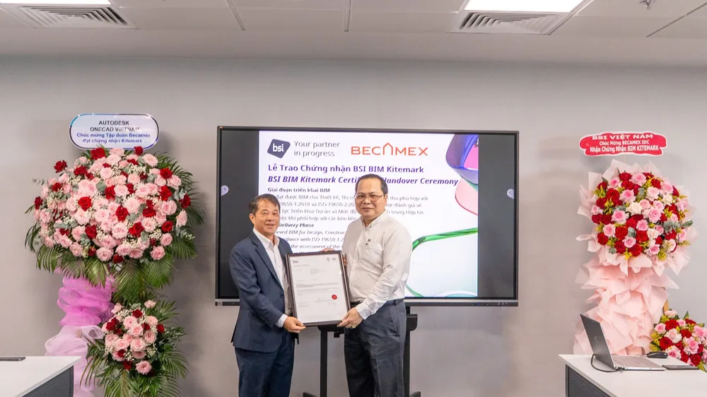 Ông Nguyễn Lê Thi - Trưởng bộ phận Môi trường xây dựng BSI Việt Nam trao trao chứng nhận BSI Kitemark theo tiêu chuẩn ISO 19650 cho ông Nguyễn Việt Đức (áo trắng) – Giám đốc Trung tâm phát triển B.I.M tập đoàn Becamex.