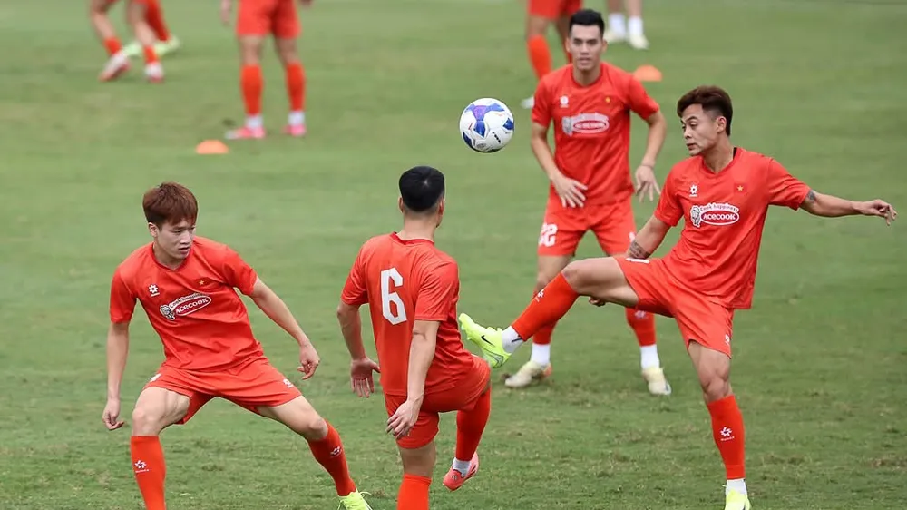 Đội tuyển Việt Nam đang tập trung song song đội U23 Việt Nam, nhưng đợt nãy 2 không thi đấu giao hữu quốc tế.