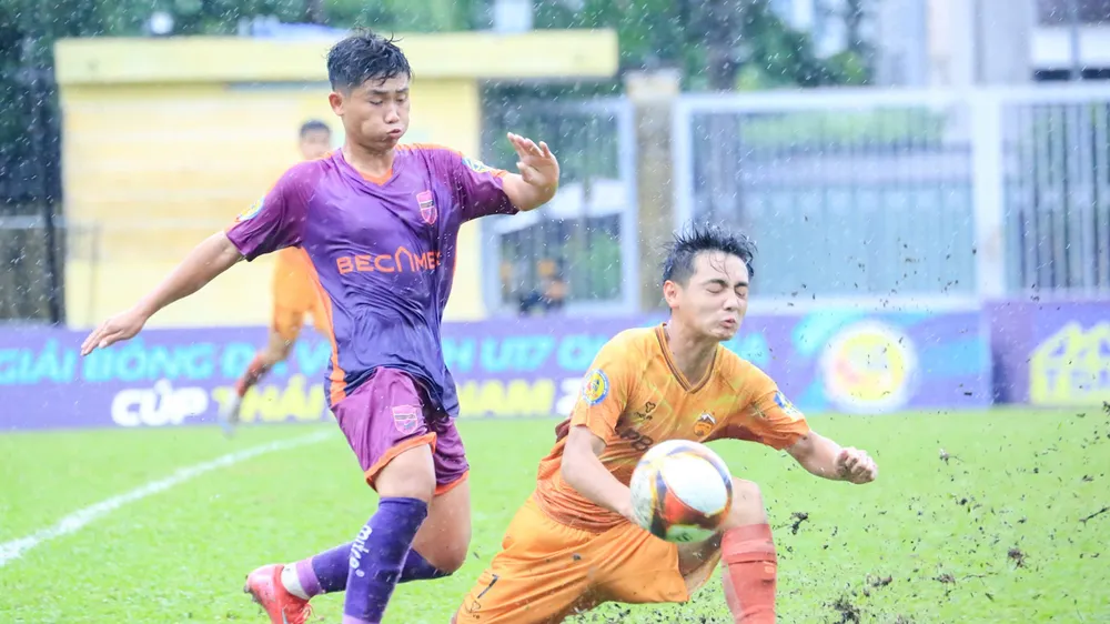 U17 Becamex TPHCM vượt qua HAGL dù thi đấu 10 người từ hiệp đầu.
