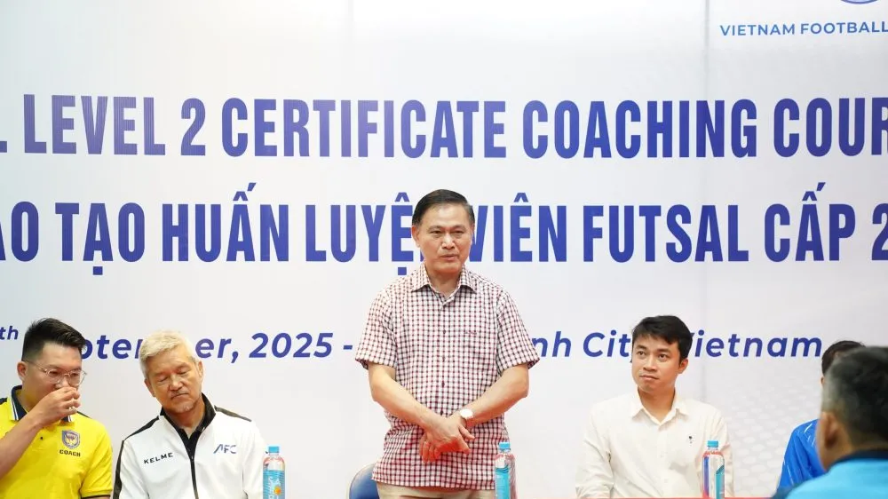 Phó Chủ tịch VFF, ông Trần Anh Tú đến dự và phát biểu tại lễ bế giảng.