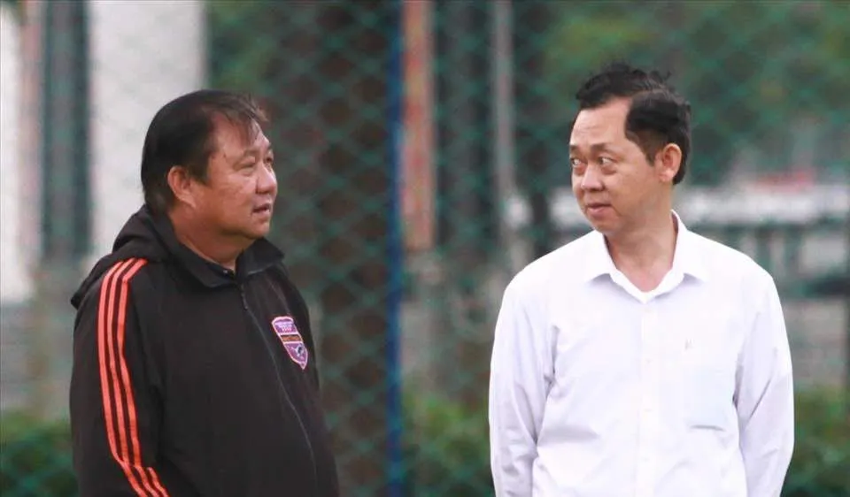 Ông Đặng Trần Chỉnh (bên trái) và chủ tịch CLB Becamex TPHCM, ông Hồ Hồng Thạch. Ảnh: THANH VŨ