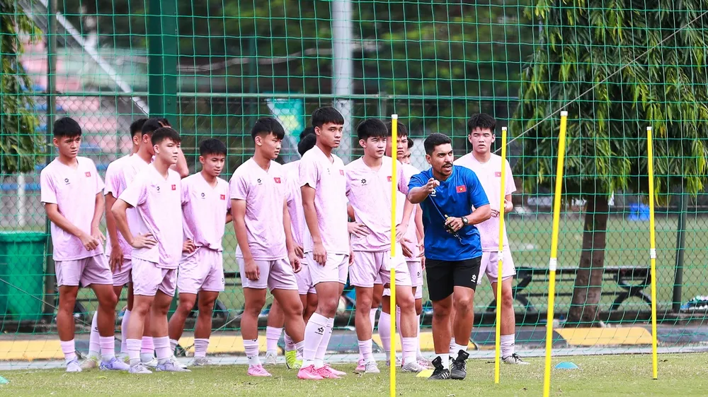 Chuyên gia Brandi Regato Neto hướng dẫn các cầu thủ trong bài tập thể lực.