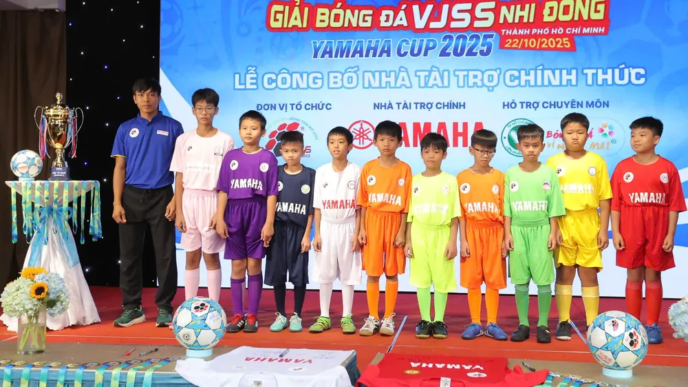 Đại diện cầu thủ tham dự giải giới thiệu trang phục thi đấu của các đội.