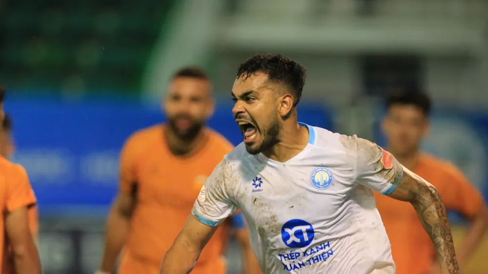 Brenner lập cú đúp trong trận hòa 2-2 của Nam Định trên sân Pleiku ở vòng 9.