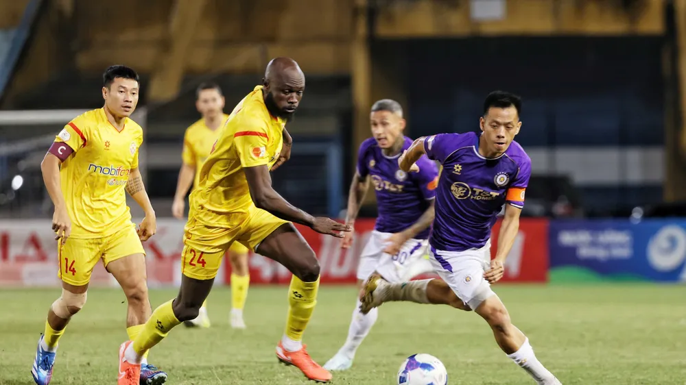 Văn Quyết cùng Hà Nội FC có trận thắng cách biệt trước PVF. Ảnh: MINH HOÀNG