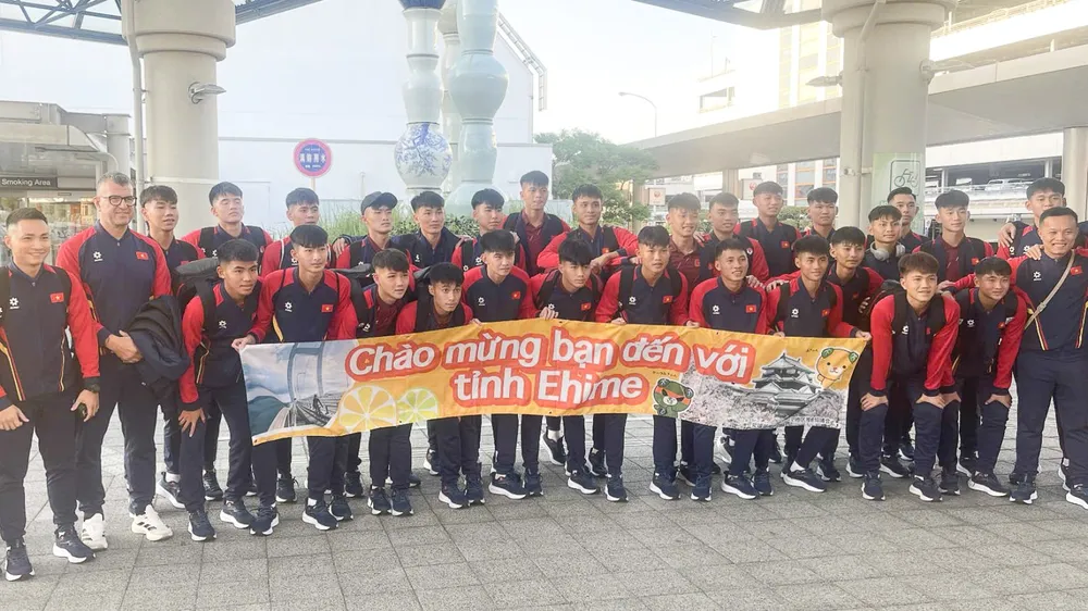 Đội tuyển U17 Việt Nam chụp hình lưu niệm khi vừa đến Ahime.